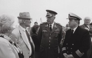 Kariuomenės vadas brig. gen. Jonas Kronkaitis (viduryje) ir KJP vadas jūrų kpt. Kęstutis Macijauskas bendrauja su Krašto apsaugos viceministru p. E.