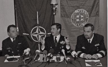 Olegas Mariničius (iš kairės) pristato bendrus mokymus žurnalistams 2000-05 fregatoje Aukštaitis (F12) sumontuota navigacinė įranga VHF Furuno.