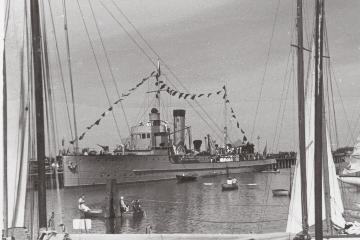 Laivas lankėsi Liepojoje, kur buvo remontuojamas ir perginkluojamas, o tolimiausias jo plaukiojimas buvo aplink Gotlando salą.