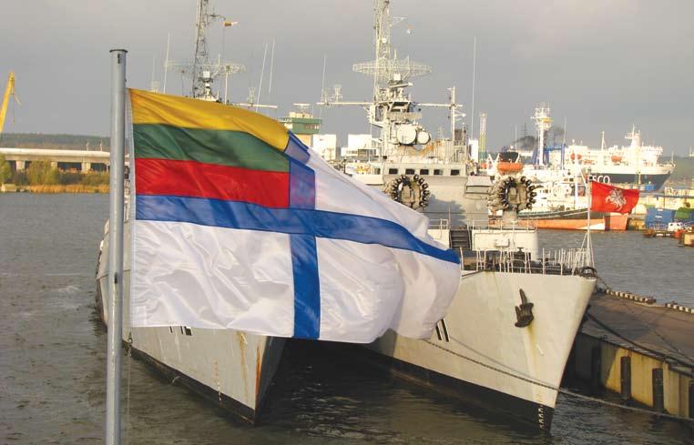 Po rytinio vėliavų pakėlimo Karo laivų