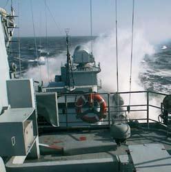 Rytinis susirinkimas Flotilėje Fregata audringoje jūroje 2003-01-22/24 KJP lankėsi Vyriausiojo NATO pajėgų Europoje štabo (SHAPE) ryšių ir informacinių sistemų specialistų delegacija.