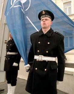 2004-06-19 iškilmingos ceremonijos metu Hamstade (Švedija) kariūnams Antanui Brenciui, Donatui Gečui ir Maksimui Viničenko buvo suteikti pirmieji karininko laipsniai, įteikti kardai ir karininko