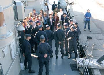 Ekskursijos KJP laivuose dažnas dalykas Jūreivis stebi taikinius radaro ekrane 2005-09-19/23 KJP vadas fl. adm.