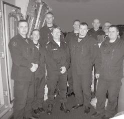 Macijauskas sutinka Latvijos kariuomenės vadą viceadmirolą Gaidį Andrej Zeibotsą Laivo N42 karininkų bendra atminimo nuotrauka su laivą plaukiojimams paruošti padėjusias Norvegijos KJP karininkais