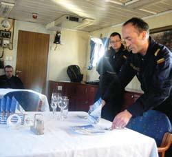 KJP vado fl. adm. K. Macijausko susitikimas su Švedijos kariuomenės vadu gen. Sverker Göranson. Karo laivo seržanto kursas. Gelbėjimosi pratybos jūroje. Karo laivo seržanto kursas. Etiketo užsiėmimai karo laive.