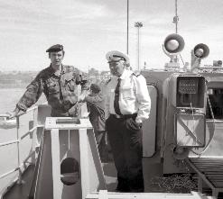 Artūras Andrušaitis laiko pašventintą laivo lentą KJP flotilės