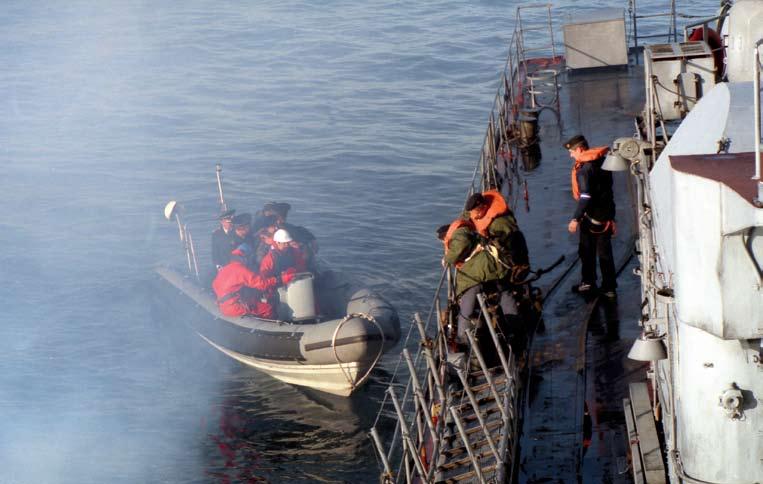 Užsienio šalies karininkai ruošiasi lipti į fregatą iš