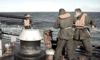 Jūreiviai atlieka fregatos greitašaudės patrankos