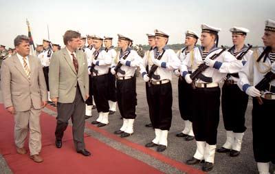 Švedijos gynybos ministras sveikinasi su Lietuvos karininkais baigusiais Švedijos Karališkąją jūrų karo akademiją Švedijos gynybos ministro (iš dešinės) sutikimas Palangos oro uoste Manevrų metu buvo