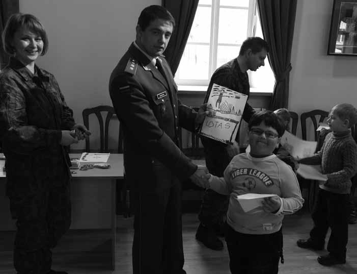 Trijų pačių geriausių piešinių autoriai Atėnė Čepukėnaitė, Iveta Lechatovič ir Kristupas Bauža buvo apdovanoti KARIŪNO žurnalo redakcinės kolegijos prizais vaikiškomis knygelėmis Petriuko vėliava.