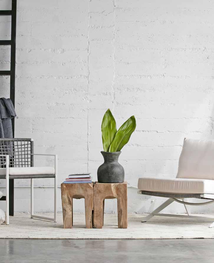 Pace side table in white aluminum and cararra marble.