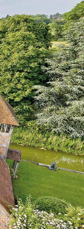 Oldberrow Court HENLEY-IN-ARDEN, WARWICKSHIRE A beautiful moated country house with stunning grounds and extensive outbuildings sitting at the head of a long drive Henley-in-Arden 2 miles,