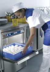 One touch operation with Soft-start feature to protect glassware and reduce up-turning of plastics Requires only 3 litres of water per cycle, ensuring lower energy, water, detergent and rinse-aid
