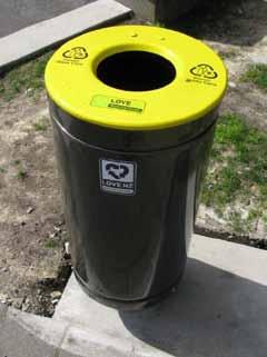 recycle bins Proposed bins Design strategies Retain existing cast iron bins on reet, repaint with a recessive colour.