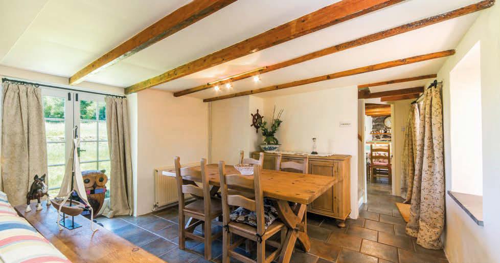 Location Roskruge Barton Cottage is located on the Lizard and is a short distance from historic Manaccan, a charming village with a thatched pub - the New Inn - restaurant, primary school and a
