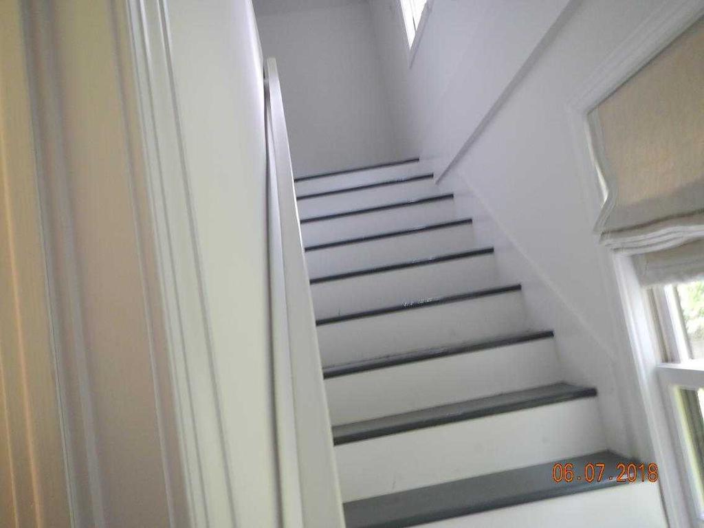 Stairs/Handrails: