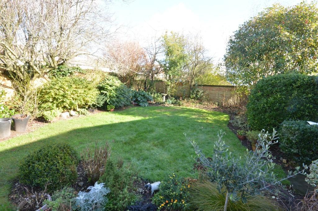 01273 464642 9 Parkside Shoreham-by-Sea BN43 6HA Offers Over 600,000 Harrison Brant are delighted to offer this 3