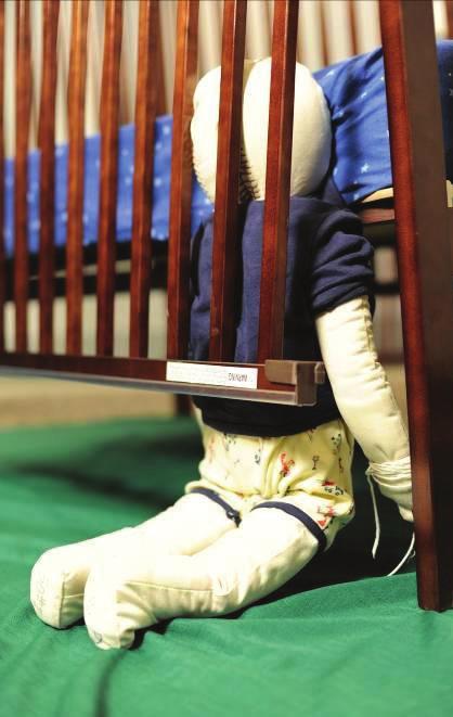 Vaikiškos lovelės 2009 m. Škotijoje vienerių metų berniukas buvo paguldytas į savo naują lovelę apie pusę aštuonių vakare. Mama atėjo patikrinti vaiko pusę dešimtos ir rado jį nebekvėpuojantį.