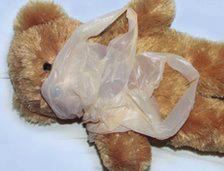 Plastikiniai maišeliai 2013 m. kovo mėnesį Jungtinėje Karalystėje buvo rastas negyvas septynių mėnesių kūdikis, uždusęs sauskelnių maiše.