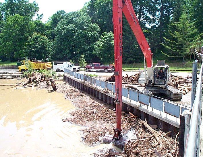 2000: The dam was flood-damaged.