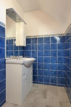 En-suite: Comprising tiled shower