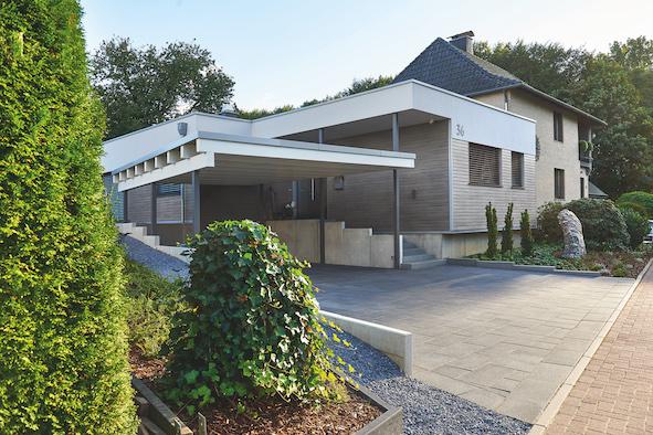 PRESS RELEASE Property report facade CREATIVE : Detached house / Extension Modern extension for a larger home Since the 1960s, the family has run a flourishing building materials company in