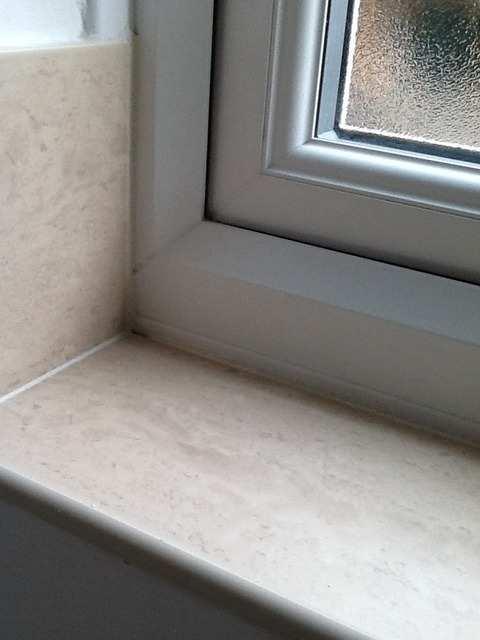 windowsill, light dust to the edges of the corners to the window frame.