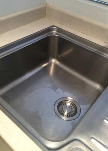 Sink: professionally cleaned, however dried water marks present 01/07/2014 17:58