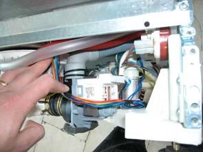 6.5 Drain pump (a) Remove any residual water from the sump by suction so that it does not flow into the tub and the pressure switch tubes, then lay the appliance on the rear panel.