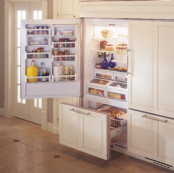 The convenient configuration of Monogram s 36" bottom-freezer is the perfect choice for households with a fresh-food focus.