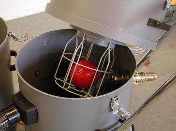 The built-in pump can transport the sucked up and now filtered liquid directly on to drain during operation. The air current passes the float valve and continues up into the liquid/dust separator.