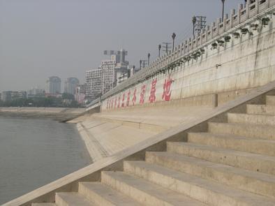 For example, floodwalls of Wuhan are generally three meters higher than the road surface because the city average elevation is less than that of defensible flood.