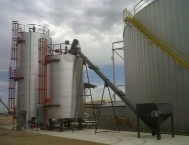 Reaction tanks are needed in the production of asphalt rubber.