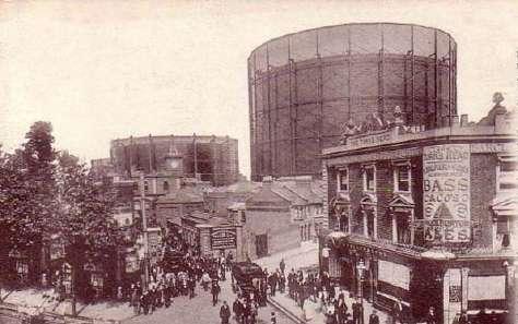 The gasworks grew steadily under Thomas Livesey and his son George and by 1900 covered 36 acres and contained a cricket ground, cycle track and allotments, as well as 8 gasholders.
