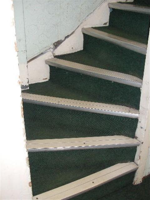 Building 22 central staircase: Flat tread of each step