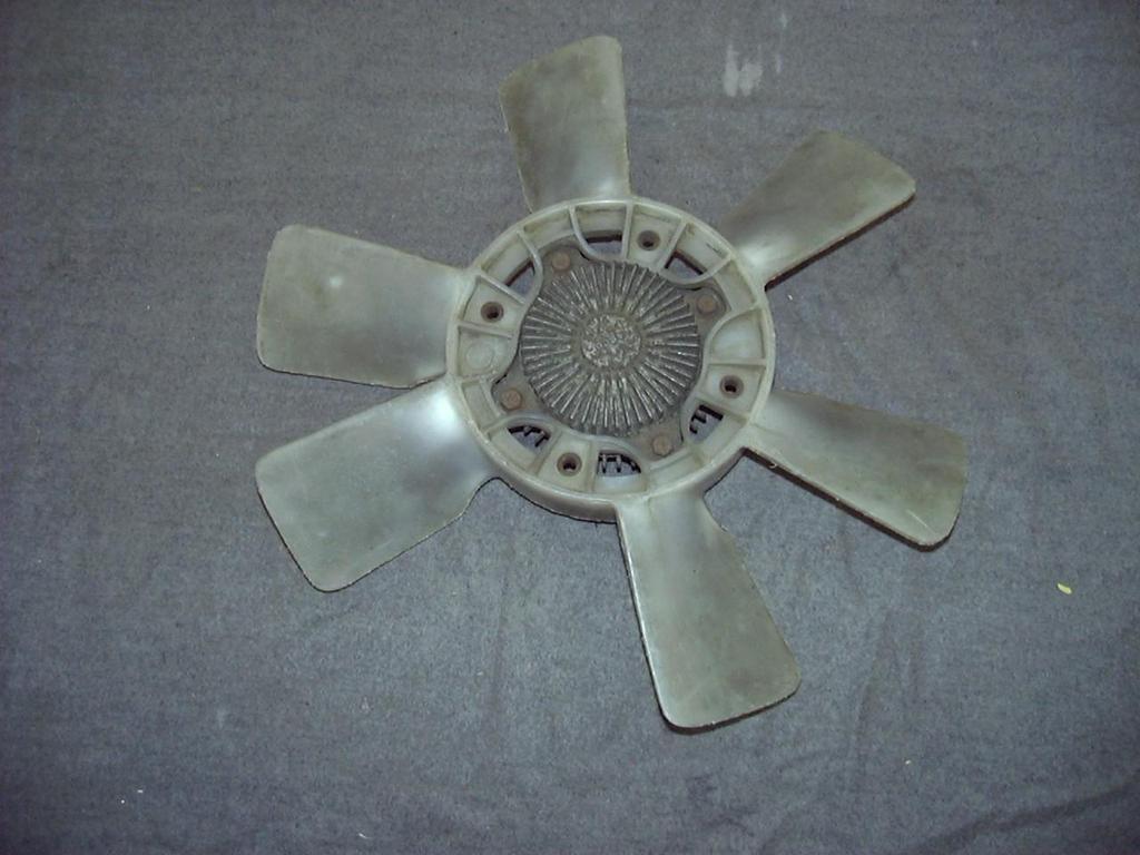 Radiator fan with thermostatic