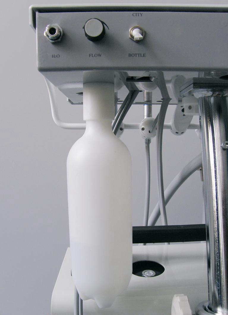 2.3 Pressurised Water Bottle H²O... Pressurised Water Connector for External Units FLOW... Water flow Control Switch FLIP-SWITCH... Pressure on Water Bottle ON (CITY) / OFF (BOTTLE) 2.3.1 Fill/Refill Pressurised Water Bottle : Please flip the flip-switch down to the position BOTTLE (OFF) and make sure, that all pressure has been released from the water bottle.