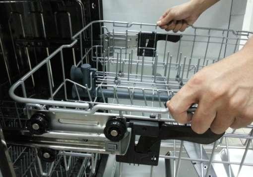 Preparing and Loading Dishes Adjustable Upper Rack The upper rack height can be easily adjusted to