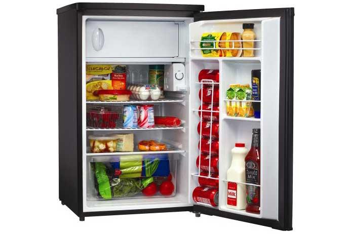 Undercounter Refrigerators Freestanding vs. Built-In 9 Freestanding refrigerators will cost about $400-$600 or less.