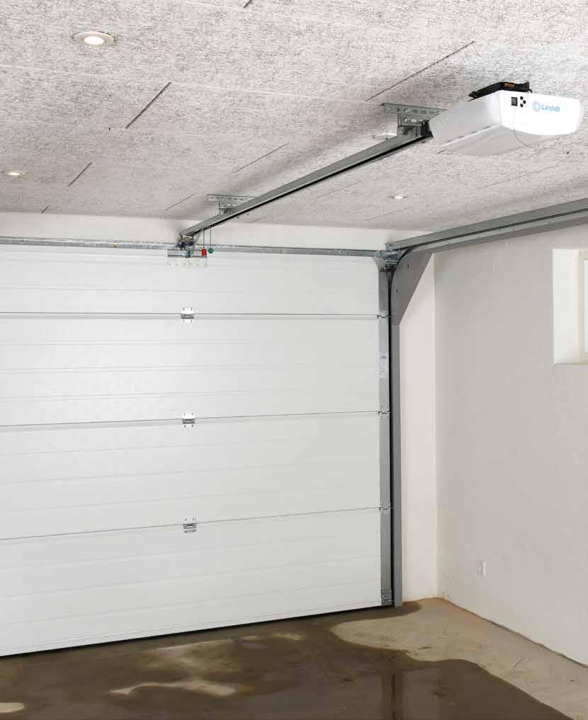 Simple and stylish inside and out Lindab Garage doors Unique ventilation opening Fall protection Motor with break-in protection Rail system without visible springs Encased rails 26 Roof angle track