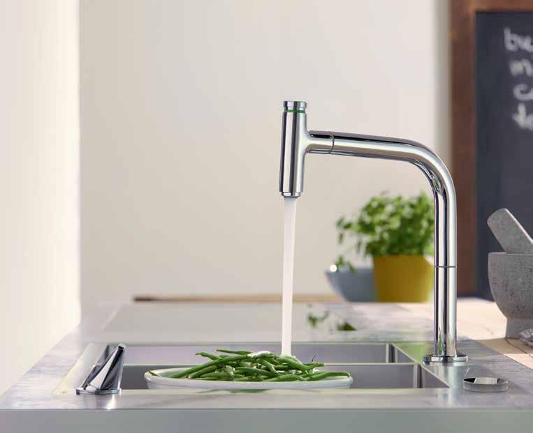 The pull-out spout increases your working radius by up to 76 cm, so that even large pots and vases can easily be filled beside the sink.