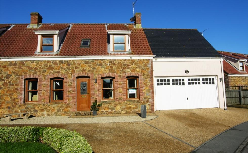 Brise de Mer Brise de Mer is an attractive semi-detached home situated in a small clos of similar quality properties a short walk from the beach at Perelle.