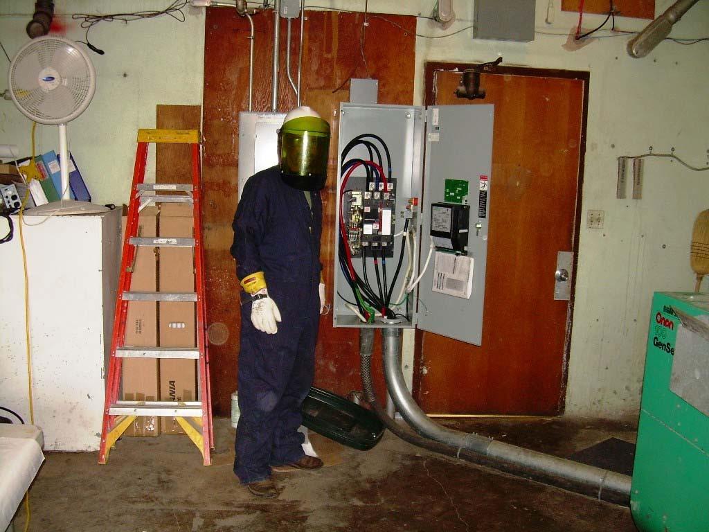 Tri-Service Electrical Safety UFC 3-560-01 Worker/Crew Responsibilities Example NAVFAC HA project in TX, 2006 Proper PPE is