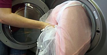 Insert the bag with the Side Lyer directly into the washing machine.