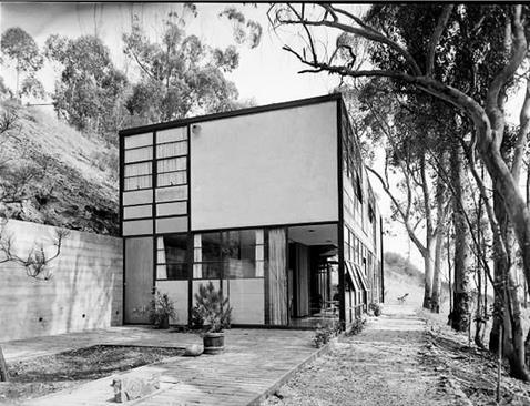 CONCLUSION The Eames House incorporates real life issues and architectural world. The construction of the house offers an iconographic structure that has attracted large number of people.