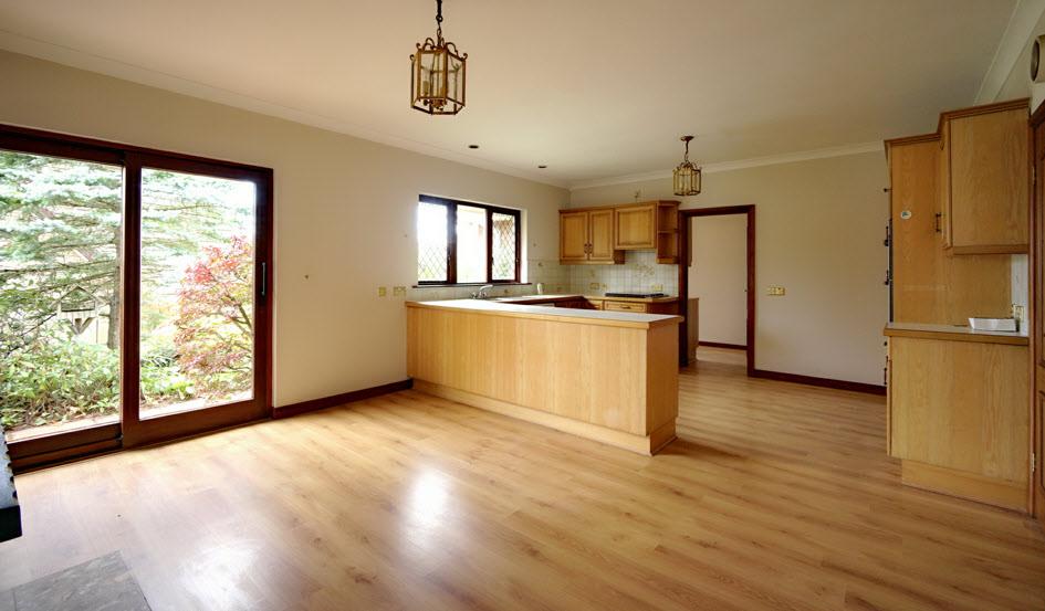 KITCHEN OPEN PLAN TO CASUAL DINING & LIVING AREA: 21' 4" x 14' 5" (6.5m x 4.