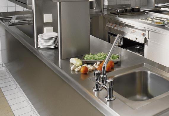 The kitchen relies on the responsibility of the chefs and remedies the strict post solution to the benefit of quality.