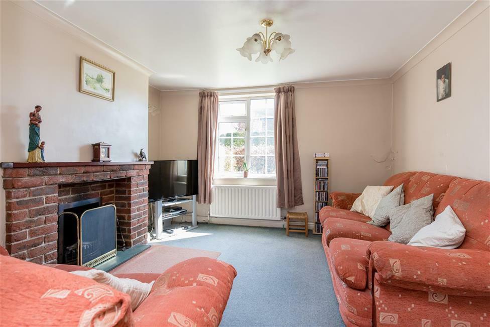 Located on the edge of the popular village of Little Steeping the cottage has accommodation comprising: dining room, kitchen, conservatory, lounge, inner hall and cloakroom to ground floor.