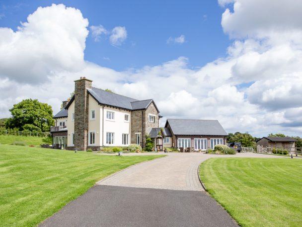 LILLEO FARMHOUSE, LOWER SULBY FARM, ABBEYLANDS, DOUGLAS, IM4 5BX Stunning Contemporary Family Home Situated in Approx. 7 Acres of Private Land. Picturesque Countryside Views.