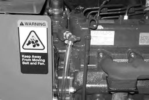 AUŠINIMO SISTEMA SAUGUMO SUMETIMAIS: kai atliekate mašinos techninę priežiūrą, saugokitės, kad neprisiliestumėte prie karšto variklio aušinimo skysčio.